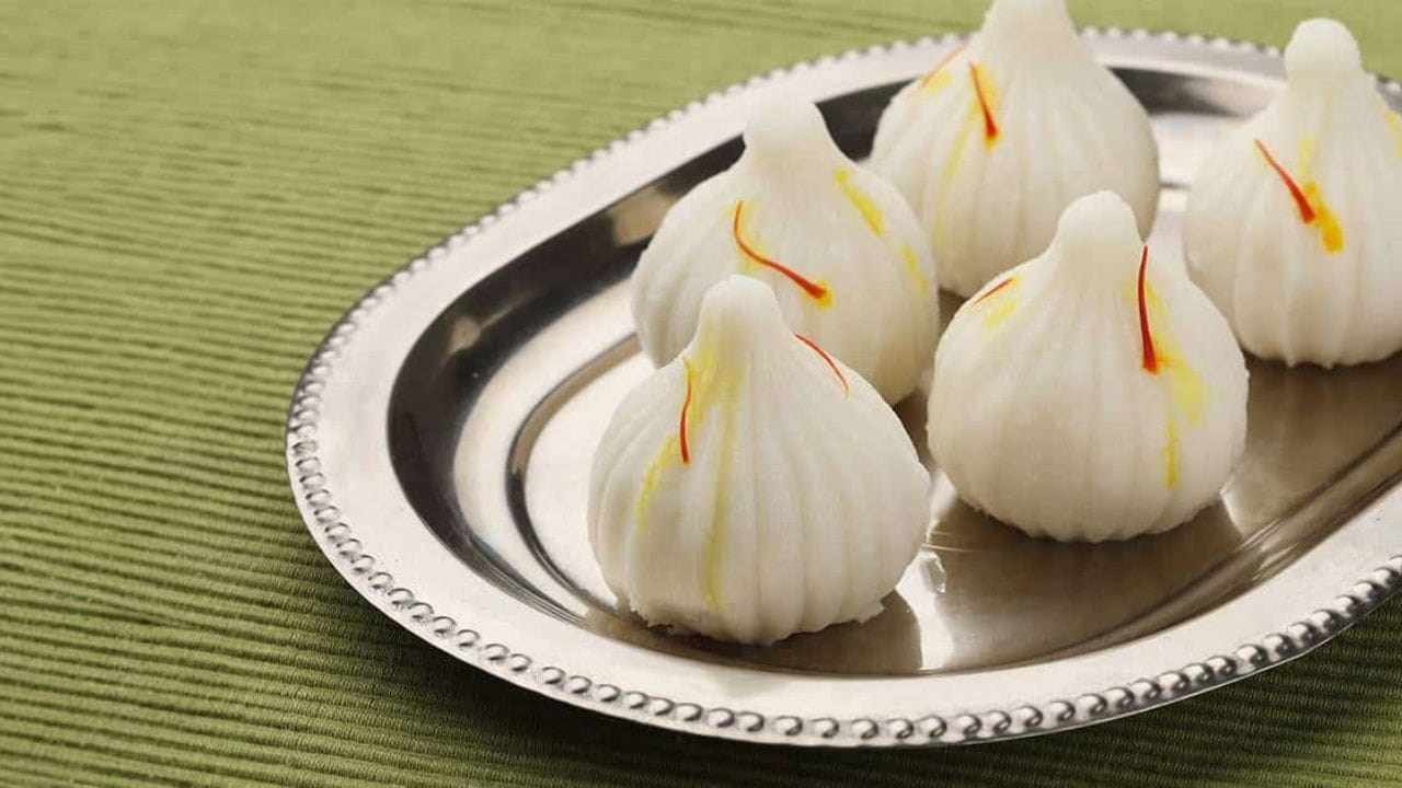 હવે તમે તૈયાર કરેલા ચોખાના લોટને કાઢીને ઠંડુ થાય ત્યારે તેમાં નારિયેળ અને માવાના ભરણ ભરીને મોદકનો આકાર આપો.