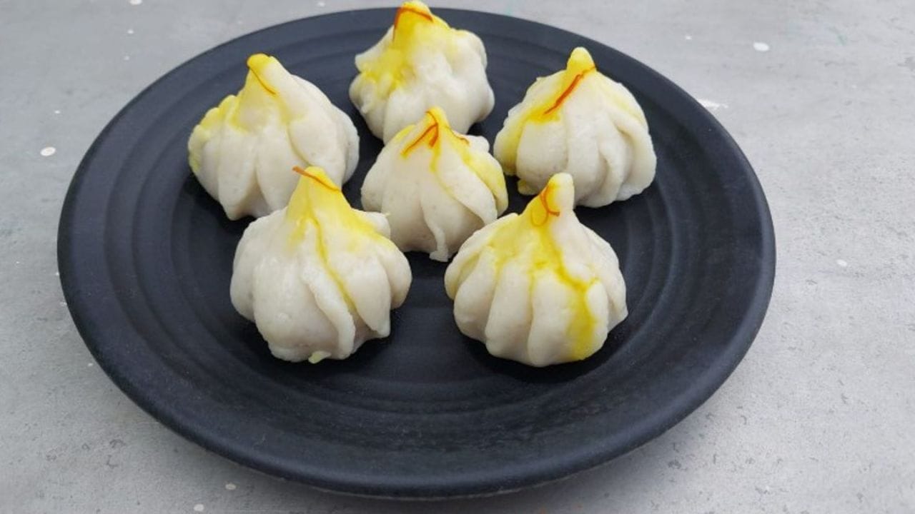 તમે તેને તમારા હાથથી પણ આપી શકો છો. નહિંતર, બજારમાં આ માટે મોલ્ડ પણ ઉપલબ્ધ છે. ધ્યાનમાં રાખો, મોદક બનાવતા પહેલા તમારા હાથ પર ઘી લગાવો, નહીં તો તે ચોંટી જશે.