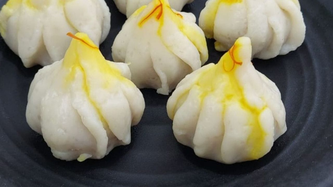 હવે એક વાસણમાં પાણી રાખો તેના ઉપર એક ડીશ મુકી તેના ઉપર મોદકને બાફવા માટે મુકો. 10 મિનિટમાં મોદક સારી રીતે બાફ્યા પછી, તેને પ્લેટમાં કાઢીને પિસ્તાથી સજાવો. જો તમે ઇચ્છો તો, તમે તમારી પસંદગીનો કોઈપણ સૂકો મેવો મૂકી શકો છો.