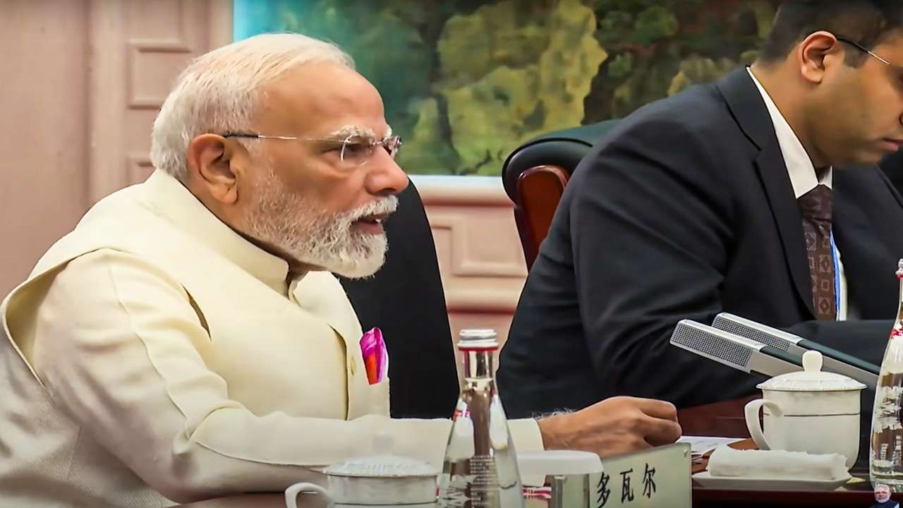 પીએમ મોદીએ શી જિનપિંગ સાથેની મુલાકાત દરમિયાન કહ્યું કે, સીમા પર શાંતિ અને સ્થિરતાનું વાતાવરણ પ્રવર્તે છે. સીમા વ્યવસ્થાપન પર સર્વસંમતિ જળવાઈ રહી છે. કૈલાશ માનસરોવર યાત્રા ફરી શરૂ થઈ છે. બન્ને દેશના મહત્વના શહેરોને જોડતી સીધી ફ્લાઇટ્સ પણ ફરી શરૂ થઈ છે. વિશ્વાસ, આદર અને સંવેદનશીલતાના આધારે આપણા સંબંધો વધશે.