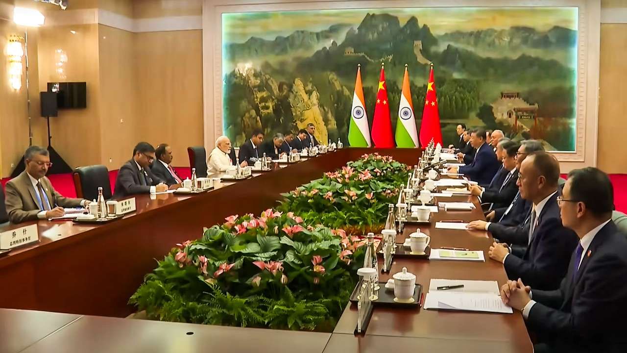 ચીનના રાષ્ટ્રપતિ શી જિનપિંગ સાથેની દ્વિપક્ષીય મુલાકાત દરમિયાન, પ્રધાનમંત્રી નરેન્દ્ર મોદીએ કહ્યું, ગયા વર્ષે કાઝાનમાં આપણી ખૂબ જ અર્થપૂર્ણ ચર્ચા થઈ હતી, જેણે આપણા સંબંધોને સકારાત્મક દિશા આપી હતી. સરહદ પરથી સૈનિકો પાછા હટ્યા બાદ, શાંતિ અને સ્થિરતાનું વાતાવરણ છે.