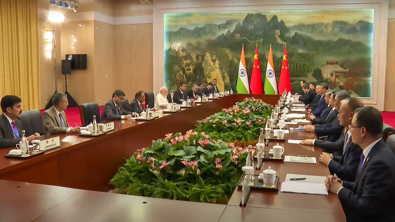 પીએમ મોદી 7 વર્ષ પછી ચીનની મુલાકાતે છે. પીએમની દ્વિપક્ષીય વાતચીત પરથી અંદાજ લગાવી શકાય છે કે ભારત અને ચીનના સંબંધો ફરી એકવાર પાટા પર આવી રહ્યા છે. વર્ષ 2020 માં જૂન મહિનામાં ગલવાન ખીણમાં થયેલી અથડામણ પછી, ભારત અને ચીનના સંબંધોમાં તણાવ જોવા મળ્યો હતો.
