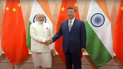 પ્રધાનમંત્રી નરેન્દ્ર મોદીએ 7 વર્ષ પછી ચીનની તેમની પ્રથમ મુલાકાત દરમિયાન, આજે રવિવારે સવારે ચીનના રાષ્ટ્રપતિ શી જિનપિંગ સાથે દ્વિપક્ષીય વાતચીત કરી હતી. અહીં તેઓ SCO બેઠકમાં ભાગ લેવા આવ્યા છે. તિયાનજિનમાં પ્રધાનમંત્રી નરેન્દ્ર મોદી અને ચીનના રાષ્ટ્રપતિ શી જિનપિંગ વચ્ચે દ્વિપક્ષીય બેઠક યોજાઈ હતી. આ બેઠકમાં પીએમ મોદીએ ચીન અને ભારત વચ્ચેના સંબંધો વિશે મહત્વપૂર્ણ માહિતી આપી.