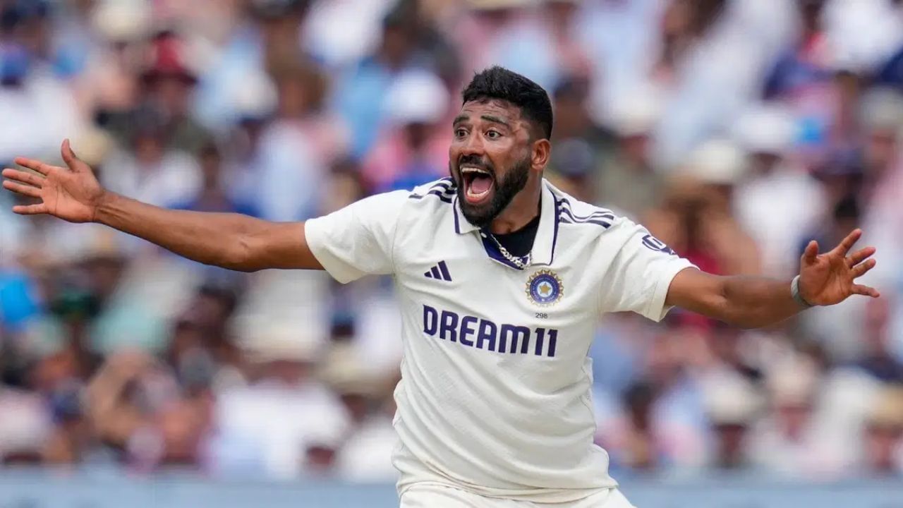 સિરાજને તાજેતરમાં BCCI દ્વારા ગ્રેડ A ક્રિકેટર તરીકે પ્રમોટ કરવામાં આવ્યો છે. તેને દર વર્ષે 5 કરોડ રૂપિયા મળે છે. આ ઉપરાંત, તેને દરેક ટેસ્ટ મેચ માટે 15 લાખ, ODI માટે 6 લાખ અને T20 મેચ માટે 3 લાખ રૂપિયા ફી પણ મળે છે.