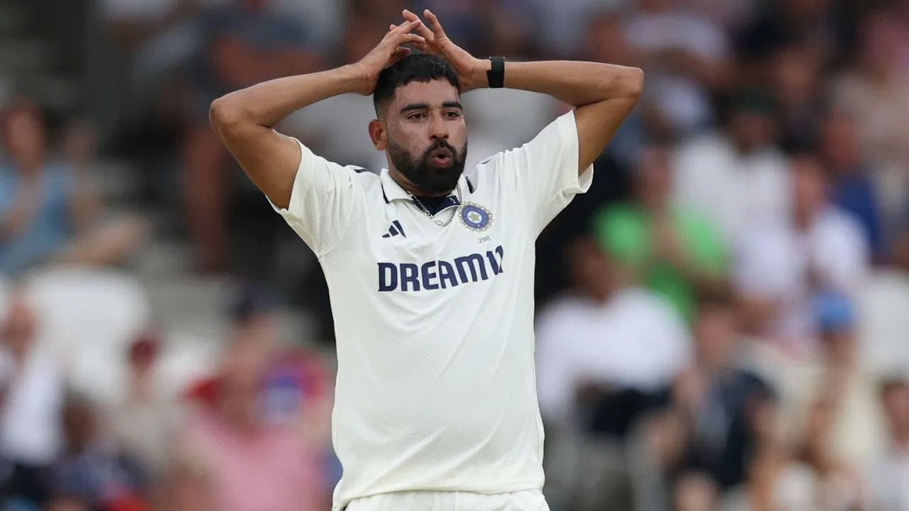 એક સમય હતો જ્યારે પૈસાના અભાવે તે ક્રિકેટ રમવા માટે જૂતા પણ ખરીદી શકતો ન હતો. પરંતુ આજે તેની પાસે કરોડોની સંપત્તિ, ભવ્ય બંગલો, લક્ઝરી કાર અને લાખો ચાહકો છે. સિરાજની સફળતાની કહાની સખત મહેનત અને વિશ્વાસનું ઉત્તમ ઉદાહરણ છે. (All Photo Credit : PTI / GETTY / INSTAGRAM)