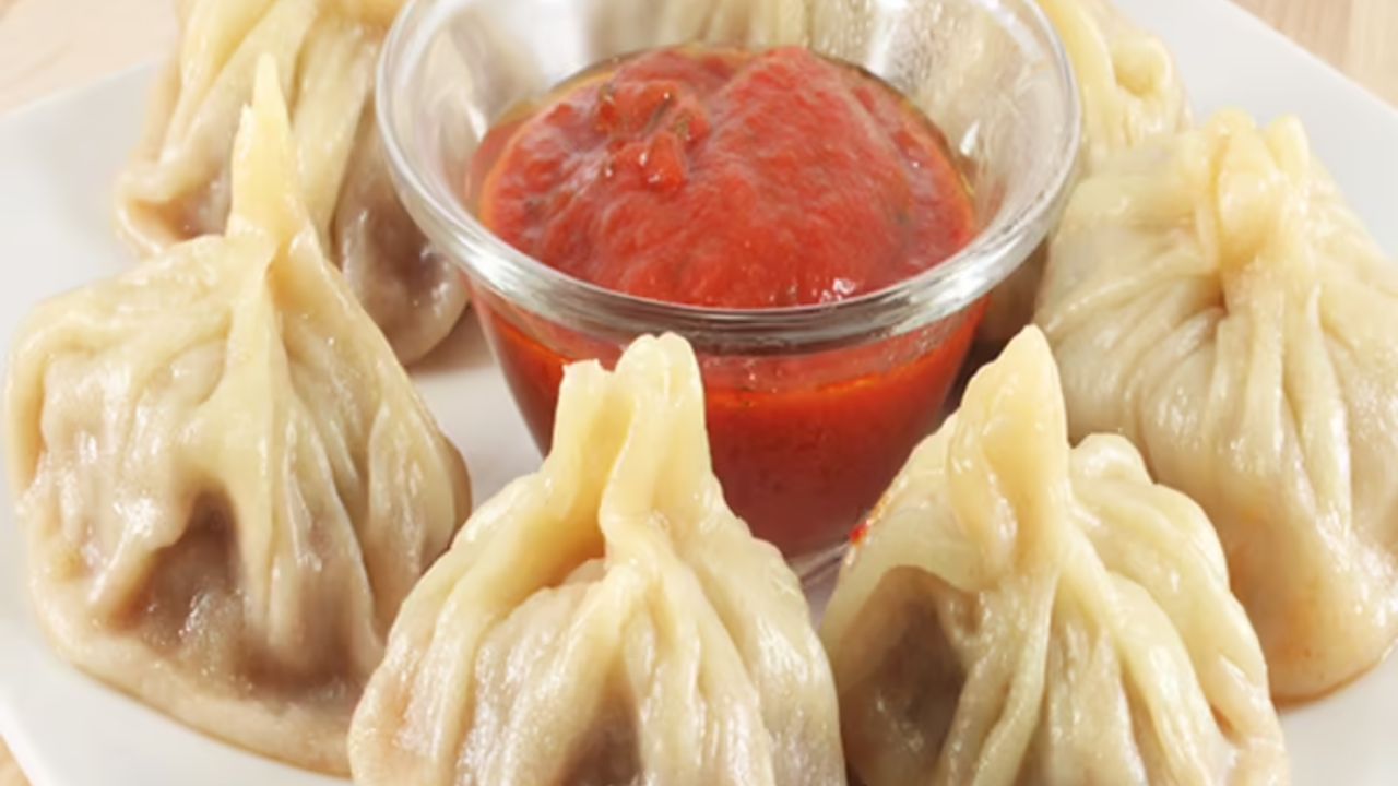 મોમોઝ ક્યાંથી ઉદ્ભવ્યા... ઇતિહાસકારો માને છે કે મોમોઝ તિબેટમાં ઉદ્ભવ્યા હતા. અહીં જ મોમોઝ સૌપ્રથમ બનાવવામાં આવતા હતા. અહીં ઠંડીના કારણે બાફેલા ખોરાકનો ટ્રેન્ડ શરૂ થયો. આ રીતે તૈયાર કરેલો ખોરાક લાંબા સમય સુધી ગરમ અને સલામત રહેતો. તિબેટી ભાષામાં મોમોઝનો અર્થ બાફેલી બ્રેડ અથવા ડમ્પલિંગ થાય છે.
