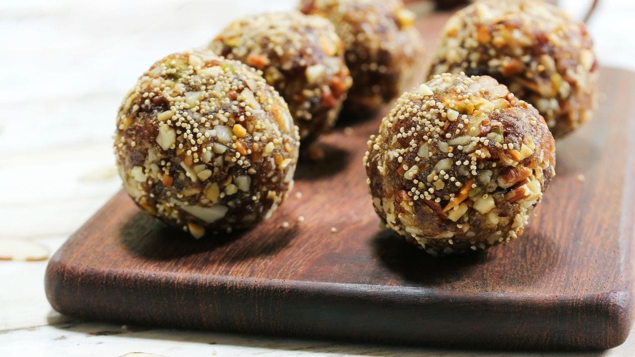 ઘરે સ્વાદિષ્ટ અને સ્વસ્થ મોરિંગા લાડુ બનાવવા માટે, 1 કપ મોરિંગા પાવડર, 1/2 કપ શેકેલા ચણાનો લોટ અથવા લોટ, 1/2 કપ ઘી, 1 કપ ખજૂર, 1/4 કપ સમારેલા સૂકા ફળો જેમ કે બદામ, કાજુ, પિસ્તા અને 1/2 ચમચી એલચી પાવડર લો. મોરિંગા લાડુ બનાવવા માટે, સૌ પ્રથમ એક કડાઈમાં થોડું ઘી લો. પછી, તેને થોડું ગરમ કરો.