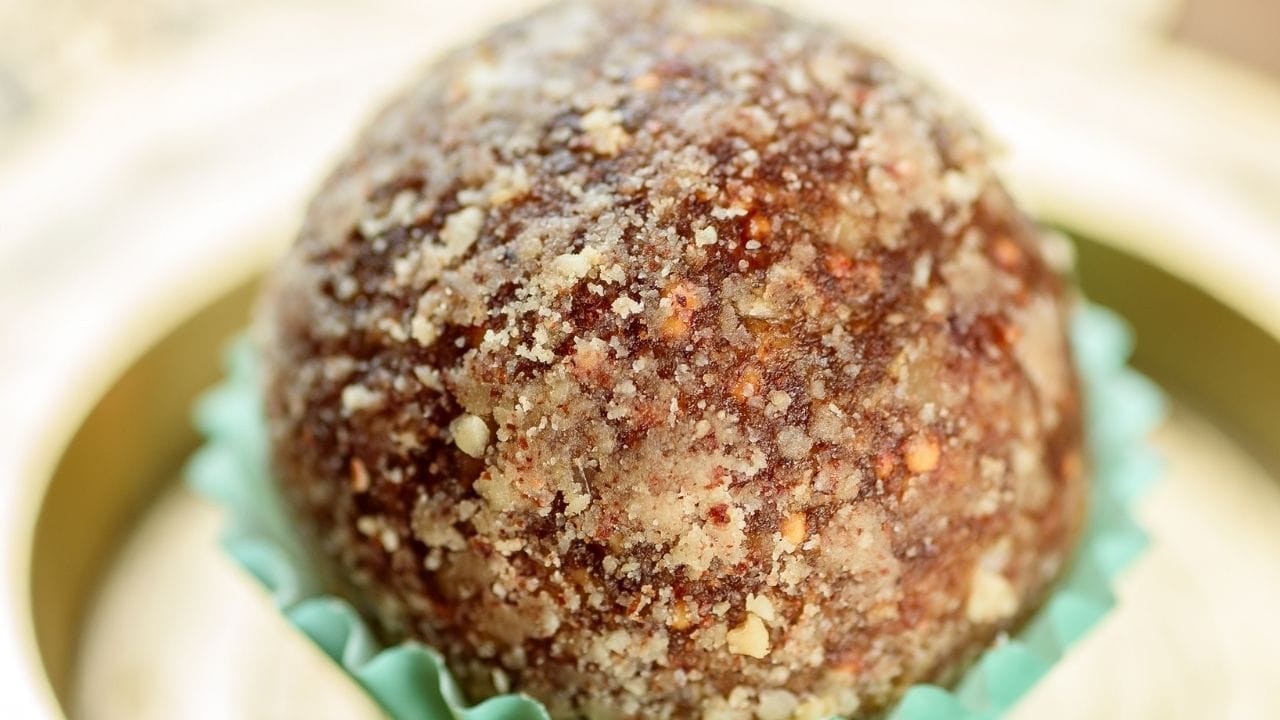 લાડુ બનાવવા માટે, ચણાના લોટને કડાઈમાં સારી રીતે તળો જ્યાં સુધી તે સોનેરી ન થાય. પછી, તેમાં ગરમ કરેલું ઘી ઉમેરો અને સારી રીતે મિક્સ કરો.