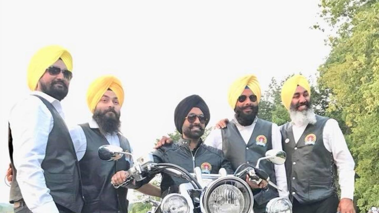 કોર્ટનો સ્પષ્ટ નિર્ણય: પંજાબ અને હરિયાણા હાઈકોર્ટે પોતાના નિર્ણયમાં કહ્યું છે કે હેલ્મેટમાંથી મુક્તિ ફક્ત પાઘડી પહેરનારાઓને જ આપવામાં આવશે. જો કોઈ શીખ મહિલા પાઘડી ન પહેરે તો તેના માટે અન્ય લોકોની જેમ હેલ્મેટ પહેરવું ફરજિયાત રહેશે. કોર્ટે એ પણ સ્પષ્ટ કર્યું કે ટ્રાફિક પોલીસે ધાર્મિક મુક્તિનો દુરુપયોગ ન થાય તેનું કડક નિરીક્ષણ કરવું જોઈએ.