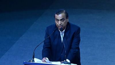 મુકેશ અંબાણીની કંપની રિલાયન્સ ઇન્ડસ્ટ્રીઝે પીણાના વ્યવસાયમાં એક નવું પગલું ભર્યું છે અને હર્બલ બેવરેજીસ બજારમાં પ્રવેશ કર્યો છે. કંપનીએ તાજેતરમાં Naturedge Beveragesમાં બહુમતી હિસ્સો ખરીદીને આ સેગમેન્ટમાં પોતાની મજબૂત હાજરી નોંધાવી છે. આ સંપાદન રિલાયન્સના ગ્રાહક ઉત્પાદન પોર્ટફોલિયોને વધુ વિસ્તૃત કરવા તરફ એક મોટું પગલું માનવામાં આવે છે. હર્બલ અને હેલ્થ-ડ્રિંક શ્રેણીમાં સતત વધતી માંગને ધ્યાનમાં રાખીને, કંપનીએ આ બજારને લક્ષ્ય બનાવ્યું છે.