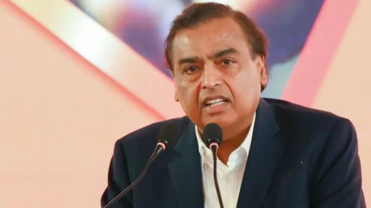 મુકેશ અંબાણીની કંપની રિલાયન્સ ઇન્ડસ્ટ્રીઝના FMCG યુનિટ, રિલાયન્સ કન્ઝ્યુમર પ્રોડક્ટ્સ લિમિટેડ (RCPL) એ એક નવો સોદો કર્યો છે. આ વખતે તેમણે હર્બલ અને આયુર્વેદિક આધારિત પીણાં બનાવતી કંપની Naturedge Beveragesમાં મોટો હિસ્સો ખરીદ્યો છે. આ ડીલ પછી, અંબાણીની કંપની હવે ઝડપથી વિકસતા Healthy drinksના બજારમાં પણ પ્રવેશી છે. મુકેશ અંબાણી હવે હર્બલ હેલ્થ ડ્રિંક્સ વેચશે.