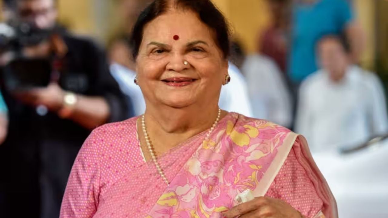 કોકિલાબેન અંબાણીને પરંપરાગત શાકાહારી ખોરાક પણ ગમે છે. તેમના ભોજનમાં તુવેર દાળ, રોટલી, સલાડ અને સૂપનો સમાવેશ થાય છે. તેમને ઢોકળી પણ ખૂબ ગમે છે.