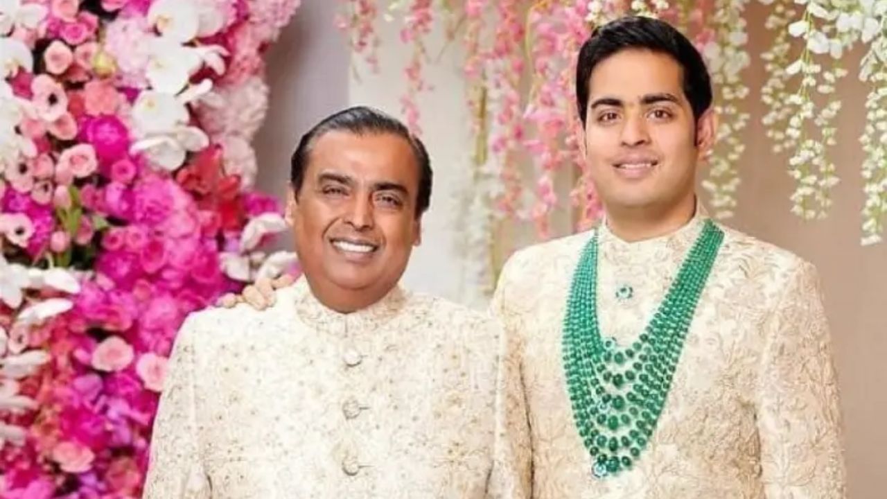 આકાશ અંબાણી સામાન્ય રીતે પરંપરાગત ભોજન પણ લે છે. જોકે, એ વાતનું ચોક્કસ ધ્યાન રાખવામાં આવે છે કે તે પોષણયુક્ત હોય. આકાશને ગોળ, પાપડી અને સેવ ખમણી ગમે છે. તેમને થાઈ ભોજનના શાકાહારી વિકલ્પો પણ ગમે છે.