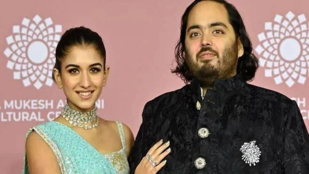 અનંત અંબાણી ખૂબ જ વનસ્પતિ ભોજન લે છે. તેમના ખોરાકમાં દાળ, શાકભાજી, સૂકા ફળો, ફળો, સૂપ, સ્પ્રાઉટ્સ, કોટેજ ચીઝ અને ઘી વગેરેનો સમાવેશ થાય છે. (નોંધ : અહીં આપવામાં આવેલી મહતી પબ્લિક ડોમેઈનમાં ઉપલબ્ધ માહિતીના આધારે ફક્ત આપની જાણકારી માટે છે.)