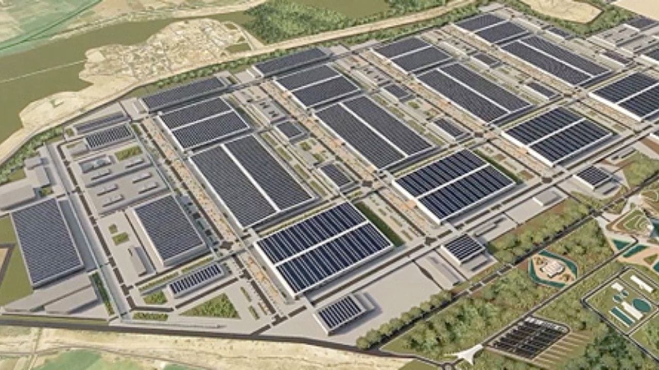 આ ઉપરાંત, મુકેશ અંબાણી હવે ગ્રીન એનર્જીના ક્ષેત્રમાં પણ મોટા રોકાણો કરી રહ્યા છે. રિલાયન્સ ન્યૂ એનર્જી નામની કંપની દ્વારા, તેઓ સૌર ઉર્જા, ગ્રીન હાઇડ્રોજન અને અન્ય સ્વચ્છ ઉર્જા સ્ત્રોતો પર કામ કરી રહ્યા છે. ગુજરાતના જામનગરમાં એક વિશાળ રિન્યુએબલ એનર્જી હબ બનાવવાની યોજના છે, જે ભારતને કાર્બન ન્યુટ્રલ બનાવવા તરફ એક મોટું પગલું માનવામાં આવે છે.