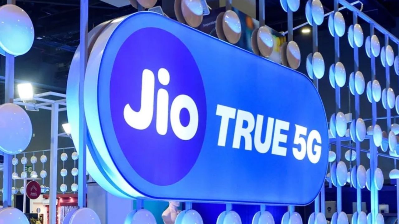 જિયો ઇન્ફોકોમ લિમિટેડ (Jio) એ ગુજરાતના શહેરોથી ગામડાઓ સુધી ઇન્ટરનેટ અને મોબાઇલ નેટવર્ક સુલભ બનાવ્યું છે. જિયોની 4G અને હવે 5G સેવાઓએ શિક્ષણ, વ્યવસાય અને ડિજિટલ કનેક્ટિવિટીને નવી ઊંચાઈ આપી છે. ડિજિટલ ઇન્ડિયા મિશનમાં ગુજરાતની ભાગીદારી વધુ મજબૂત બની છે.