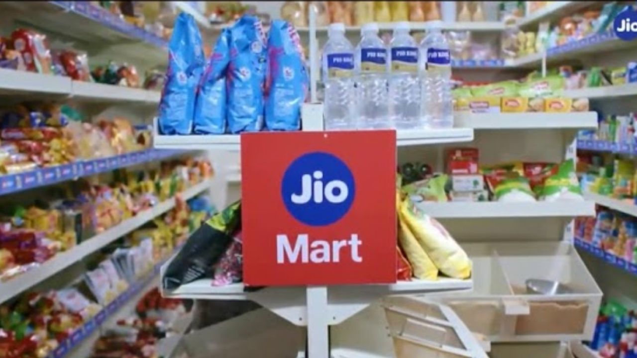 અંતે, જિયો માર્ટ અને રિલાયન્સની ઇ-કોમર્સ સેવાઓ પણ ગુજરાતમાં ઝડપથી વિસ્તરી રહી છે. આ પ્લેટફોર્મ સ્થાનિક દુકાનદારોને ઓનલાઈન ગ્રાહકો સાથે જોડે છે અને ગ્રાહકોને ઘરે ઘરે જરૂરી ચીજવસ્તુઓ પૂરી પાડે છે. આ રીતે, રિલાયન્સ ગ્રુપની કંપનીઓ ગુજરાતમાં ઊર્જા, રિટેલ, ટેલિકોમ અને ડિજિટલ વ્યવસાય ક્ષેત્રોમાં મુખ્ય ભૂમિકા ભજવી રહી છે.