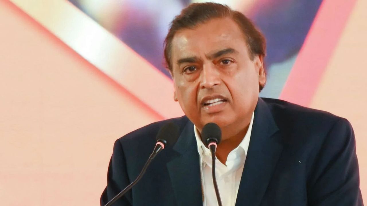 ઊર્જાથી મનોરંજન, છૂટક વેચાણથી ડિજિટલ સેવાઓ સુધી, રિલાયન્સ દરેક ક્ષેત્રમાં અત્યાધુનિક ટેકનોલોજીનો સમાવેશ કરી રહી છે. કંપનીના 1,000 થી વધુ વૈજ્ઞાનિકો AI, નવીનીકરણીય ઊર્જા અને ડિજિટલ પ્લેટફોર્મ પર સંશોધન કરી રહ્યા છે. અંબાણીએ કહ્યું, "આ ભારતના 'વિકસિત ભારત' બનવાના સંકલ્પ સાથે પગલું છે."