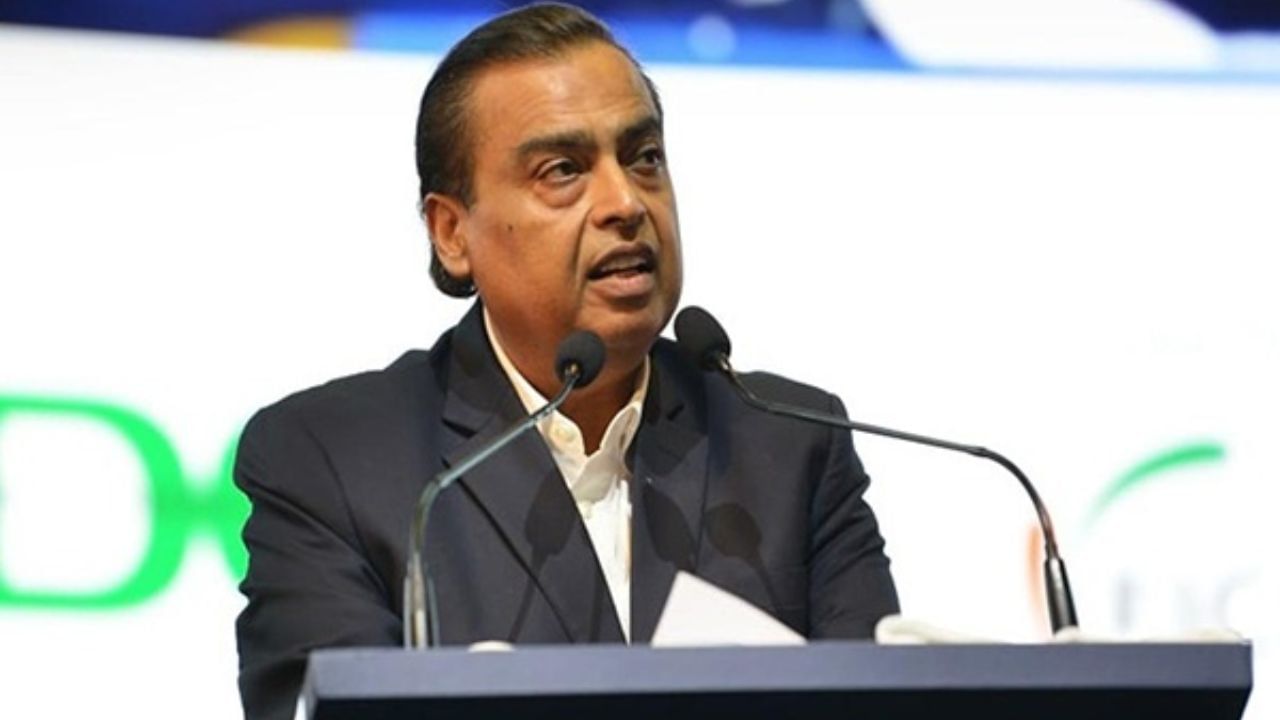 અંબાણીએ 7 ઓગસ્ટ, 2025 ના રોજ શેરધારકોને લખેલા પત્રમાં જણાવ્યું હતું કે રિલાયન્સ હવે "નવા યુગના ડીપ-ટેક એન્ટરપ્રાઇઝ" બનવા તરફ આગળ વધી રહી છે. તેમણે ભારપૂર્વક જણાવ્યું હતું કે, "રિલાયન્સ હવે ફક્ત એક કંપની નથી, પરંતુ 1.45 અબજ ભારતીયો માટે તક, પ્રગતિ અને સમૃદ્ધિનું પ્રતીક છે."