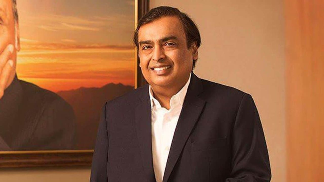 મુકેશ અંબાણીએ પગાર લીધો ન હોવા છતાં, તેઓ અબજો કમાય છે. અંબાણી પરિવાર રિલાયન્સ ઇન્ડસ્ટ્રીઝમાં 50.33% હિસ્સો ધરાવે છે. કંપનીએ નાણાકીય વર્ષ 24 માટે પ્રતિ શેર ₹10 ના ડિવિડન્ડની જાહેરાત કરી. પરિવાર પાસે રહેલા 332.27 કરોડ શેરના આધારે, તેઓએ આમાંથી ₹3,322.7 કરોડ કમાયા. નાણાકીય વર્ષ 25 સુધીમાં, અંબાણી અને તેમના બાળકો કંપનીના 6.44 લાખ કરોડ શેર ધરાવે છે. આગામી ડિવિડન્ડ માટેની રેકોર્ડ તારીખ 14 ઓગસ્ટ, 2025 નક્કી કરવામાં આવી છે.