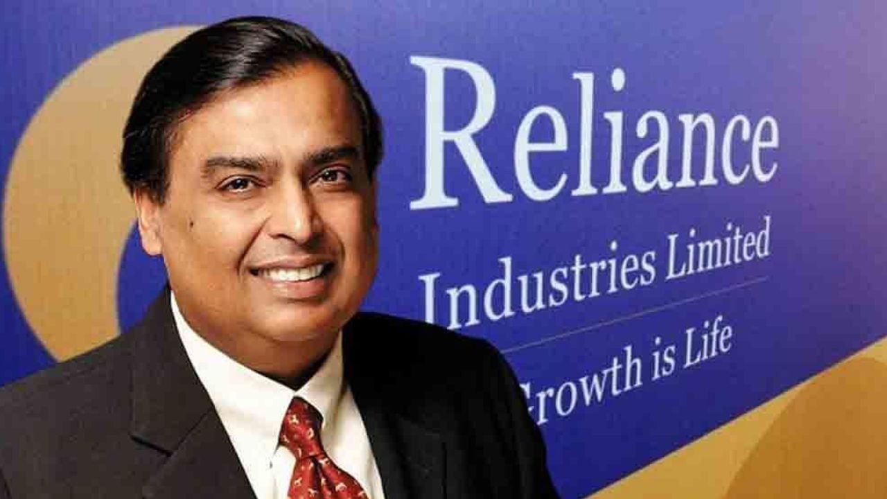 ઓક્ટોબર 2023 માં રિલાયન્સ બોર્ડમાં જોડાયેલા અંબાણીના ત્રણ બાળકો ઇશા, આકાશ અને અનંતને નાણાકીય વર્ષ 25 માં ₹2.31 કરોડનો પગાર મળ્યો. આમાં ₹0.06 કરોડની બેઠક ફી અને ₹2.25 કરોડનું કમિશન શામેલ હતું. તેમની આવક પાછલા વર્ષ નાણાકીય વર્ષ 24ની તુલનામાં નજીવી વધી. કંપનીના અન્ય એક્ઝિક્યુટિવ ડિરેક્ટરોના પગાર સ્થિર રહ્યા.