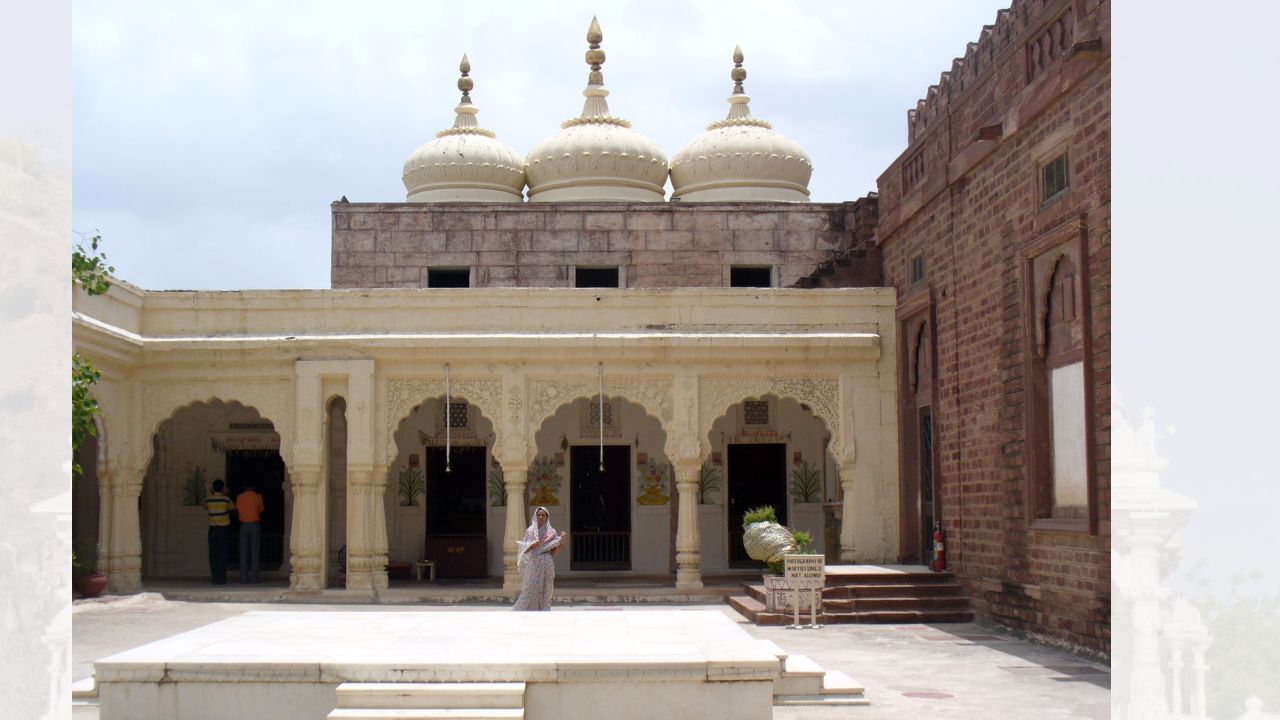 ( આ માહિતી વિવિધ ઐતિહાસિક તથ્યો અને સંશોધનો પર આધારિત છે.  વિગતવાર માહિતી માટે, ઇતિહાસના પ્રમાણભૂત ગ્રંથો અને સંશોધનોનો અભ્યાસ કરવો ઉચિત રહેશે.) 