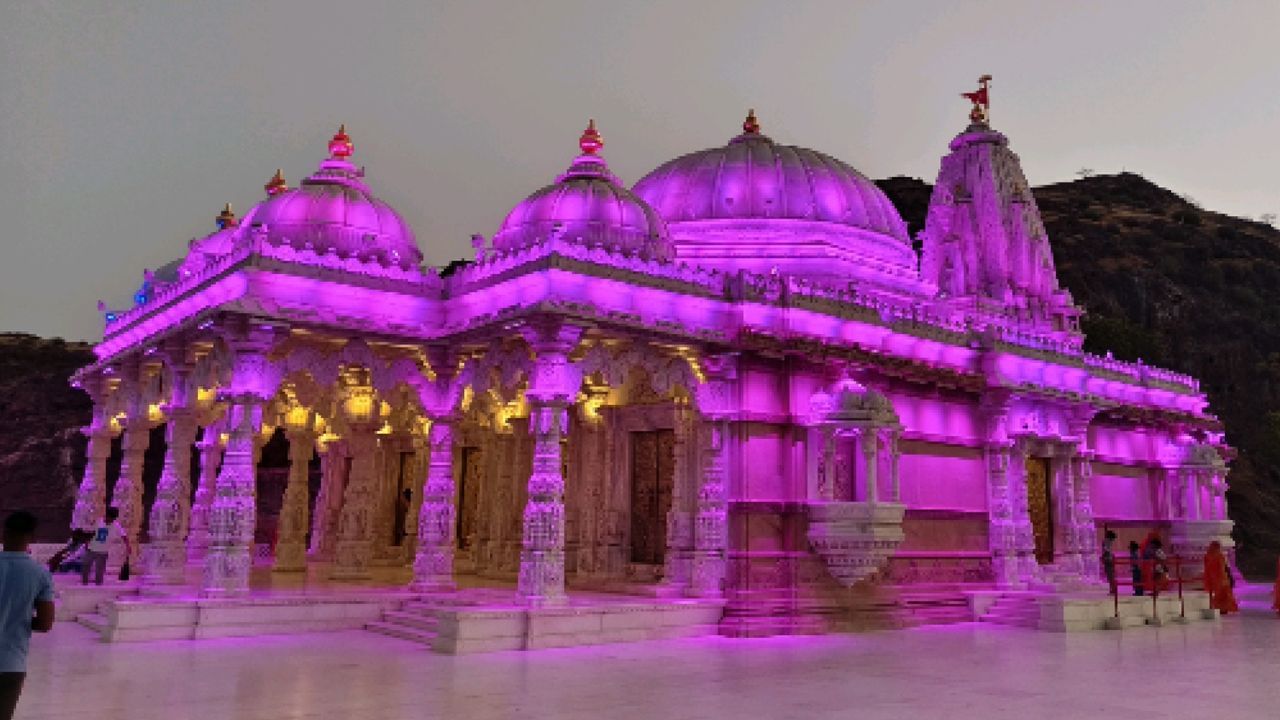 રણબંકા રાઠોડ જ્યારે ધર્મ ની રક્ષા કાજે યુદ્ધે જતા ત્યારે માતાજી સમડી ( ચીલ) પક્ષી રૂપે રાજા અને સૈન્ય ની સાથે રહીને રક્ષા કરતા તેથી માં નાગણેશ્વરી રાઠોડ રાજપુત વંશના કુળદેવી તરીકે પૂંજાય છે. તેમનું મુખ્ય મંદિર રાજસ્થાન માં બાડમેર જિલ્લા પચપાદરાતાલુકા ના નાગાણા ગામે શ્રી નાગણેચિયા માતાજી નું મંદિર આવેલું છે. ત્યાં રાત્રિ રોકાણ માટે વિશાળ જગામાં ધર્મશાળા તથા ભોજનશાળા ની વ્યવસ્થા પણ ખૂબ સારી છે. જોધપુરના મહેરાનગઢ કિલ્લામાં અને બિકાનેર માં પણ માં નાગણેશ્વરી ની મૂર્તિ સ્થાપિત કરેલ છે અને કુળદેવી તરીકે પૂંજાય છે.