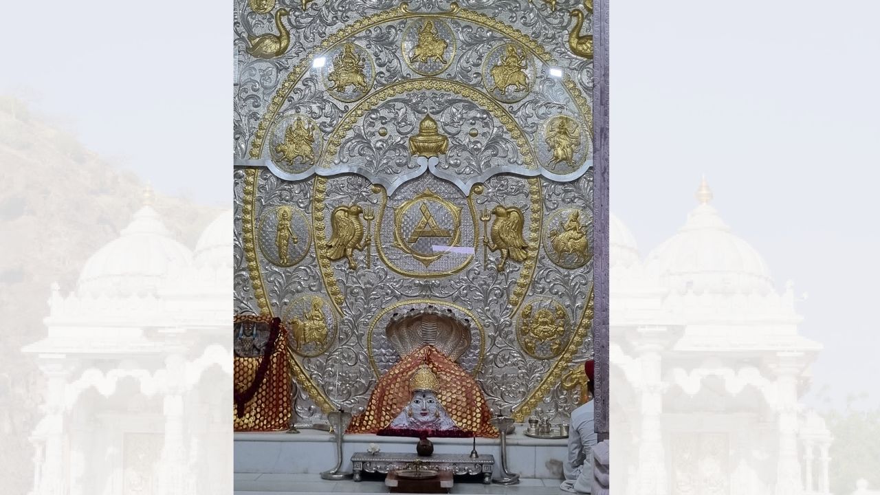 લોકકથા અનુસાર રાવ ઘૂહડજી ને તેમના મામાએ કુળદેવી વિશે મહેણું મારતા રાવ ઘૂહડજી તેમના મામાએ જણાવેલ જગાએથી માતાજીની મૂર્તિ લઈને જોધપુર જતા હતા ત્યારે રસ્તામાં લીમડાના ઝાડ નીચે આરામ કરવા રોકાયા, ત્યાં આરામ કરતા કરતા તેમને વિચાર આવવા લાગ્યા કે હું આ કુળદેવીની મૂર્તિ લઈને જાવ તો છું પણ મારા કુટુંબીઓ આનો સ્વીકાર કરશે કે કેમ ? માને કુળદેવી તરીકે માનશે કે કેમ? એવા વિચારો આવતાજ અચાનક એક પ્રચંડ અવાજ સાથે બાજુમાં રહેલો પર્વત ફાટ્યો અને એમાંથી પથ્થર સ્વરૂપે મૂર્તિ પ્રગટ થઈ અને અવાજ આવ્યો કે હું જ નાગણેશ્વરી, અહીંયા મારું એક મંદિર બંધાવજે અને ગામ વસાવજે એ ગામનું નામ નાગાણા એવું રાખજે અને આ જમીન જોધપુર રાજા મંદિર માટે આપે તથા મારી પૂજા રાઠોડ વંશ જ કરે. તેવી બધી વાત કરીને આશીર્વાદ આપ્યા. ત્યારબાદ રાવ ઘૂહડજી તેમની સાથે લઈ જઈ રહેલ મૂર્તિ લઈને જોધપુર ગયા અને રાજાને બધી વાત કરી રાજાએ તુરંત જ ગામ વસાવવાનું અને જ્યાં પર્વત ફાડીને પથ્થર સ્વરૂપે મૂર્તિ પ્રગટ થઈ હતી ત્યાં મંદિર બંધાવવાનું કામ ચાલુ કરાવ્યું. અને ગામનું નામ નાગાણા રાખ્યું. રાવ ઘૂહડજી ને એ ગામની જાગીર આપી અને ઘૂહડજી જે મૂર્તિ લઈને જઈ રહ્યા હતા તે મૂર્તિ ને જોધપુરના મહેરાનગઢ કિલ્લામાં સ્થાપિત કરી અને આજે પણ કુળદેવી તરીકે પૂજાય છે. 