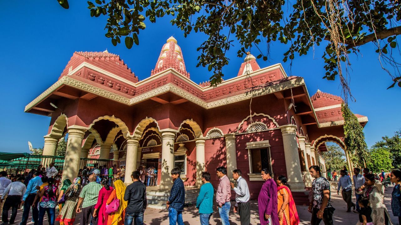 નાગેશ્વર જ્યોતિર્લિંગ દ્વારકા નજીક, સૌરાષ્ટ્ર (ગુજરાત)માં સ્થિત છે. તેનું વર્ણન શિવ પુરાણમાં પણ જોવા મળે છે. માન્યતા છે કે આ જ્યોતિર્લિંગની પૂજાથી સાપભય દૂર થાય છે અને ભક્તને શક્તિ તથા નિર્ભયતા મળે છે. મહાશિવરાત્રીના દિવસે અહીં વિશેષ મેળો યોજાય છે,  જેમાં હજારો ભક્તો હાજરી આપે છે. (Credits: - Vishal Bhatnagar/NurPhoto via Getty Images )