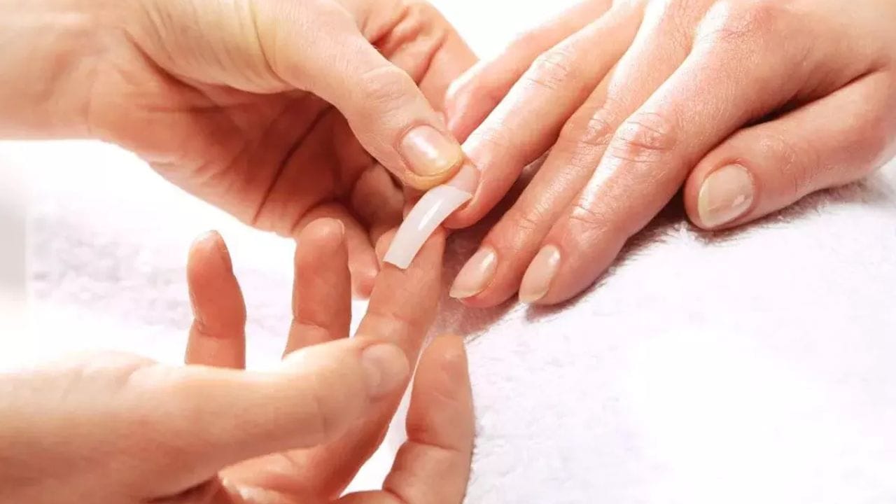 ડ્રાય સ્કીન દૂર કરવી: એક્સટેન્શન દૂર કર્યા પછી એસીટોન અને ગુંદરને કારણે ત્વચા ડ્રાય થઈ જાય છે. આવી સ્થિતિમાં ડ્રાય સ્કીનને દૂર કરવી મહત્વપૂર્ણ છે. આ માટે તમે હેન્ડ સ્ક્રબનો ઉપયોગ કરી શકો છો. ક્રીમથી હળવા હાથે માલિશ પણ કરો, આ પછી ક્યુટિકલ અથવા હેન્ડ ઓઇલ લગાવો. નખ પર બામનું જાડું પડ લગાવવું જોઈએ.
