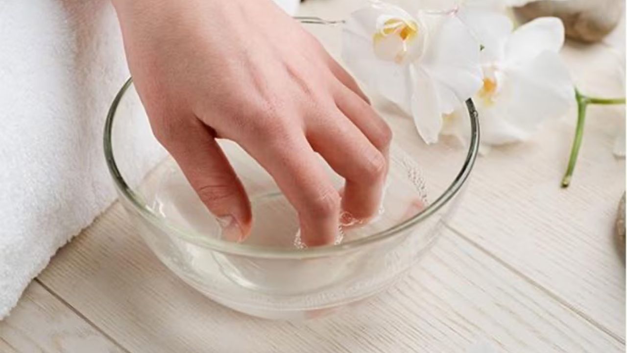 કેમિકલને બ્રેક આપો: નેલ એક્સટેન્શન દૂર કર્યા પછી તમારા નખને થોડા અઠવાડિયા માટે વિરામ આપો. તેમના પર કોઈપણ પ્રકારના નેલ પેઇન્ટનો ઉપયોગ કરશો નહીં અને કોઈ નેલ આર્ટ પણ કરાવશો નહીં. એક્સટેન્શનને કારણે નખ યોગ્ય રીતે શ્વાસ લઈ શકતા નથી. આવી સ્થિતિમાં તેઓ નબળા પડવા લાગે છે.
