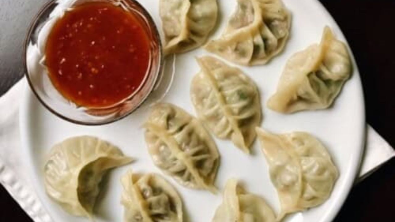 શું તે ચીનથી પ્રેરિત છે... કેટલાક ઇતિહાસકારો માને છે કે મોમોઝ બનાવવાની પ્રેરણા ચીની ડમ્પલિંગ વાનગીઓ જિયાઓઝી અને બાઓઝીમાંથી મળી હતી. 
