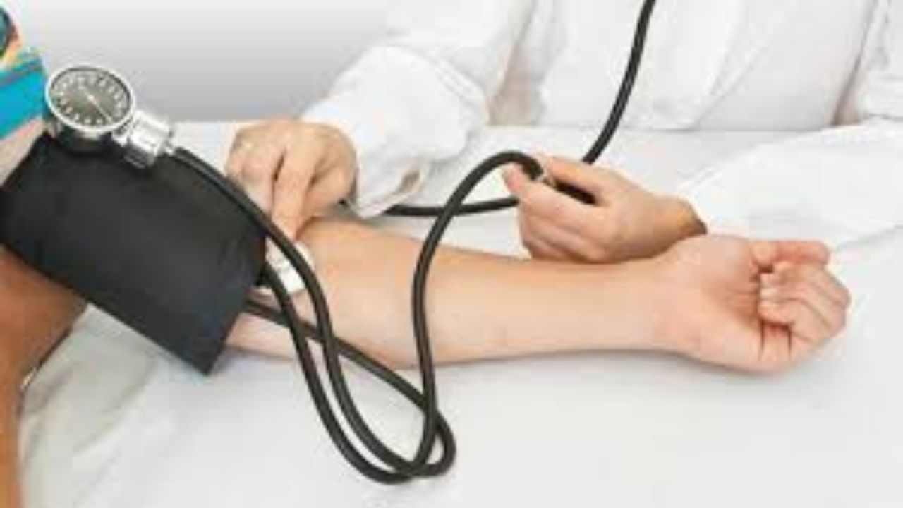 આ પણ ધ્યાનમાં રાખવા જેવી બાબતો છે. પરીક્ષણ પહેલાં ઊંડો શ્વાસ લો અને આરામ કરો. BP મશીન હંમેશા માપાંકિત અને વિશ્વસનીય હોવું જોઈએ. એકવાર આંકડાઓથી સંતુષ્ટ ન થાઓ, ઓછામાં ઓછું એક વાર તેને ફરીથી ચેક કરો. કોઈપણ અસામાન્ય આંકડા આવે તો તે માટે તાત્કાલિક ડૉક્ટરનો સંપર્ક કરો. ઘરે BP મોનિટરનો ઉપયોગ કરો, પણ ડૉક્ટરની સલાહ લેતા રહો.