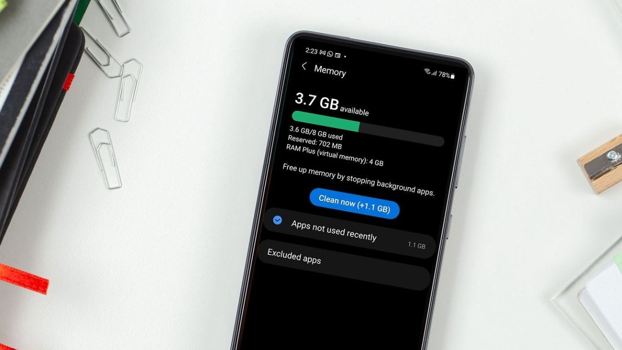 ગૂગલ પ્લે સ્ટોર પર પણ આવી ઘણી એપ્સ છે, જેના નામ અને વર્ણન વાંચીને યુઝર્સ માની લે છે કે તેઓ ખરેખર ફોનની RAM વધારશે, પરંતુ વાસ્તવિકતા કંઈક બીજી જ છે. ટેક નિષ્ણાતો કહે છે કે RAM એ એક હાર્ડવેર ભાગ છે, જે ફક્ત કંપની દ્વારા ફોનમાં ઇન્સ્ટોલ કરવામાં આવે છે અને તેને કોઈપણ એપ દ્વારા વધારવું સંપૂર્ણપણે અશક્ય છે. એટલે કે, આ એપ્સની મદદથી, તમારા મોબાઇલની ભૌતિક RAM વધતી નથી, પરંતુ તે ફક્ત એક કામચલાઉ અસર બનાવે છે.