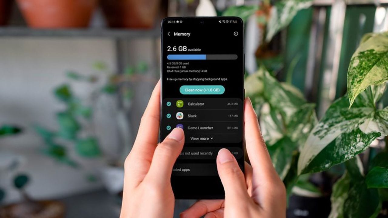 હવે ઘણી મોબાઇલ કંપનીઓ વર્ચ્યુઅલ રેમની સુવિધા પૂરી પાડે છે. આમાં, ફોનના ઇન્ટરનલ સ્ટોરેજનો એક નાનો ભાગ રેમ તરીકે ઉપયોગમાં લેવાય છે, ઉદાહરણ તરીકે, ધારો કે તમારા ફોનમાં 6GB રેમ છે અને કંપનીએ 4GB વર્ચ્યુઅલ રેમનો વિકલ્પ આપ્યો છે, તો ફોન કેટલીક પરિસ્થિતિઓમાં 10GB રેમ જેવો કામ કરી શકે છે. પરંતુ યાદ રાખો, આ વાસ્તવિક રેમ નથી. તે ફક્ત થોડા સમય માટે પરફોર્મન્સ સુધારે છે, પરંતુ વાસ્તવિક સ્પીડ ત્યારે જ મળશે જ્યારે ફોનની પોતાની રેમ હશે, તેથી નવો ફોન ખરીદતી વખતે રેમ પર ધ્યાન આપો.