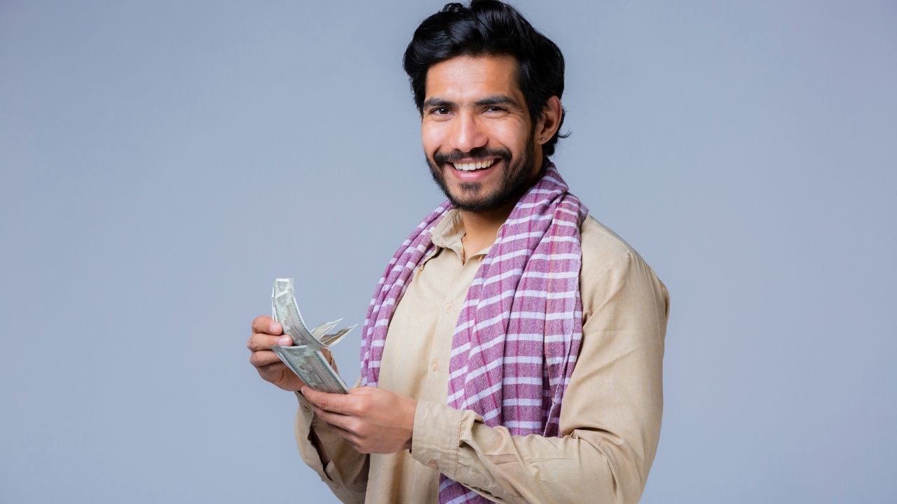 પીએમ કિસાન યોજના સાથે જોડાયેલા ખેડૂતોએ 18 થી 40 વર્ષની ઉંમર વચ્ચે પીએમ કિસાન માનધન પેન્શન યોજના (PM-KMY) માં નોંધણી કરાવવી પડશે. આમાં, 60 વર્ષની ઉંમર પછી, તમને દર મહિને 3,000 રૂપિયા એટલે કે દર વર્ષે 36,000 રૂપિયા પેન્શન મળશે. નોંધણી માટે કોઈ અલગ દસ્તાવેજની જરૂર નથી, આખી પ્રક્રિયા ખૂબ જ સરળ છે.