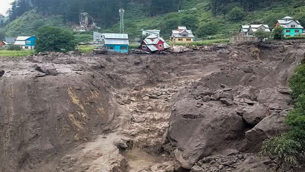 વાદળ ફાટવાની દુર્ઘટના માચૈલ માતા મંદિર તરફ જતા માર્ગ પર ચાશોટી ગામમાં બની હતી. ઘટના બની તે સમયે ત્યાં મોટી સંખ્યામાં લોકો માચૈલ માતા યાત્રા માટે એકઠા થયા હતા. 