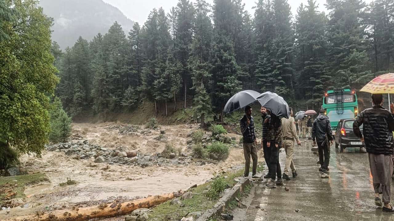 9500 ફૂટની ઊંચાઈ પર સ્થિત માચૈલ માતા મંદિર સુધી પહોંચવા માટે, શ્રદ્ધાળુઓ ફક્ત મોટર વાહન દ્વારા ચાશોટી ગામ પહોંચી શકે છે. ત્યારબાદ તેમને 8.5 કિલોમીટર પગપાળા મુસાફરી કરવી પડે છે. જમ્મુ કાશ્મીરના અધિકારીઓએ જણાવ્યું હતું કે 38 લોકોના મોતની પુષ્ટિ થઈ છે. મૃત્યુઆંક વધવાની ધારણા છે. તેમણે કહ્યું કે અત્યાર સુધીમાં 100 લોકોને બચાવી લેવામાં આવ્યા છે. લગભગ 200 લોકો હજુ પણ ગુમ હોવાનું કહેવાય છે.