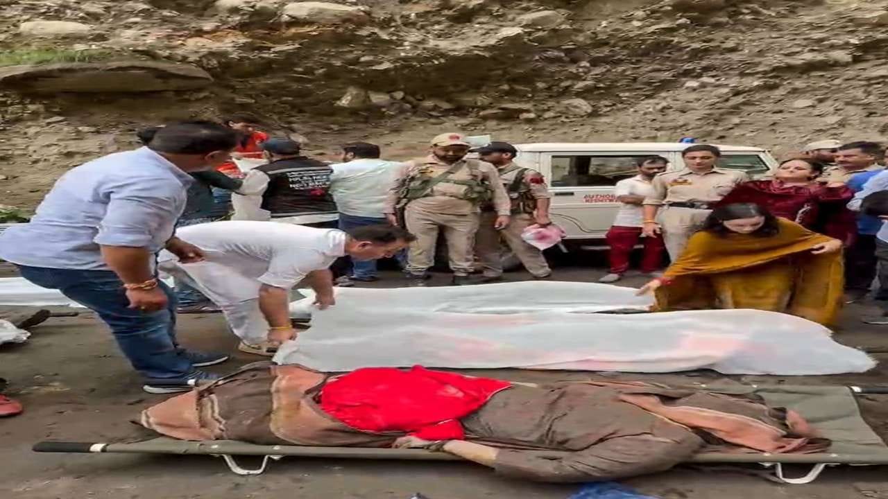 જમ્મુ અને કાશ્મીરના કિશ્તવાડમાં ગુરૂવારે બપોરના સમયે અચાનક વાદળ ફાટ્યું હતું. માચૈલ માતા મંદિરના યાત્રા માર્ગ પરવાદળ ફાટવાની બનેલી ઘટનામાં 38 લોકો મૃત્યુ પામ્યા છે. જ્યારે 200 થી વધુ લોકો ગુમ છે.