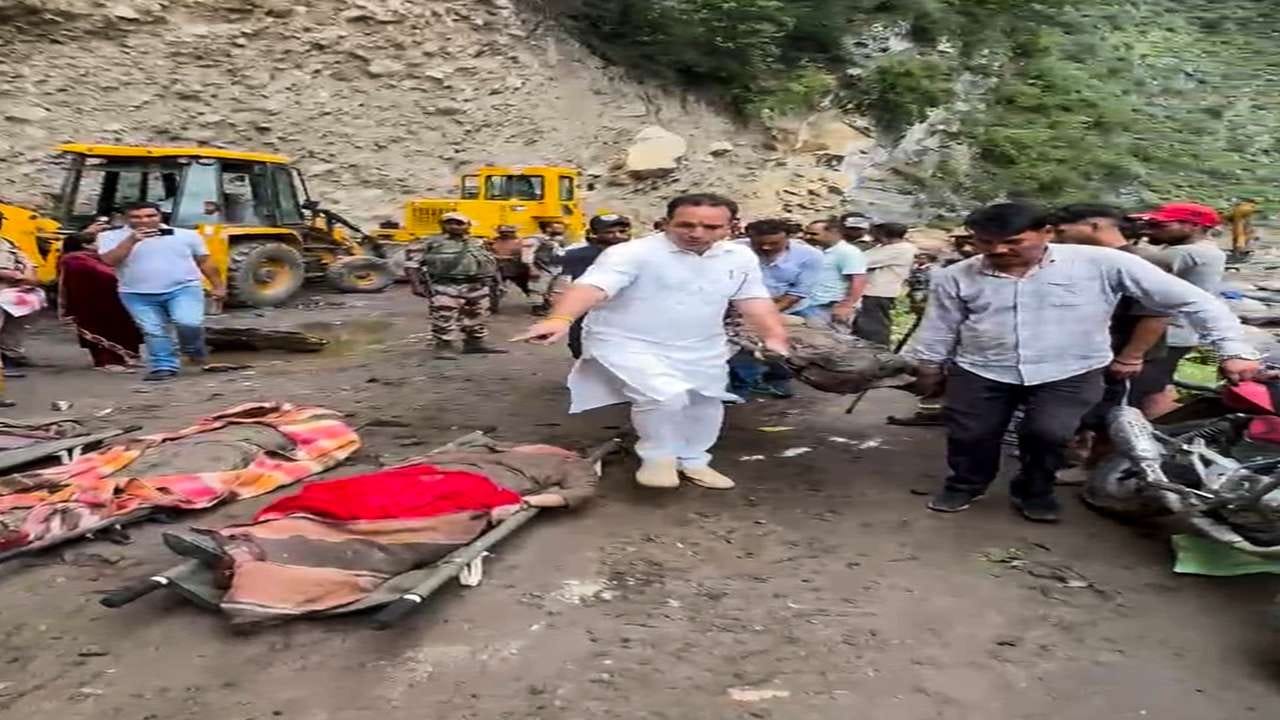 ચાશોટી ગામ કિશ્તવાર શહેરથી લગભગ 90 કિમી દૂર છે. અહીં શ્રદ્ધાળુઓ માટે રાખવામાં આવેલ લંગર (સમુદાયિક રસોડું) વાદળ ફાટવાથી સૌથી વધુ પ્રભાવિત થયું હતું. વાદળ ફાટવાના કારણે અચાનક પૂર આવ્યું અને દુકાનો તેમજ સુરક્ષા ચોકી સહિત ઘણી ઇમારતો ધોવાઈ ગઈ. આ બનાવ બાદ, માચૈલ માતા મંદિરની ધાર્મિક યાત્રા મોકૂફ જાહેર કરવામાં આવી છે. NDRF- SDRFની બે ટીમ બચાવ અને રાહત કાર્યમાં લાગી ગઈ છે. પોલીસ, સેના, NDRF અને SDRF અધિકારીઓ પણ બચાવ અને રાહત કાર્યમાં જોડાયા છે. ( તસવીર સૌજન્ય-PTI )