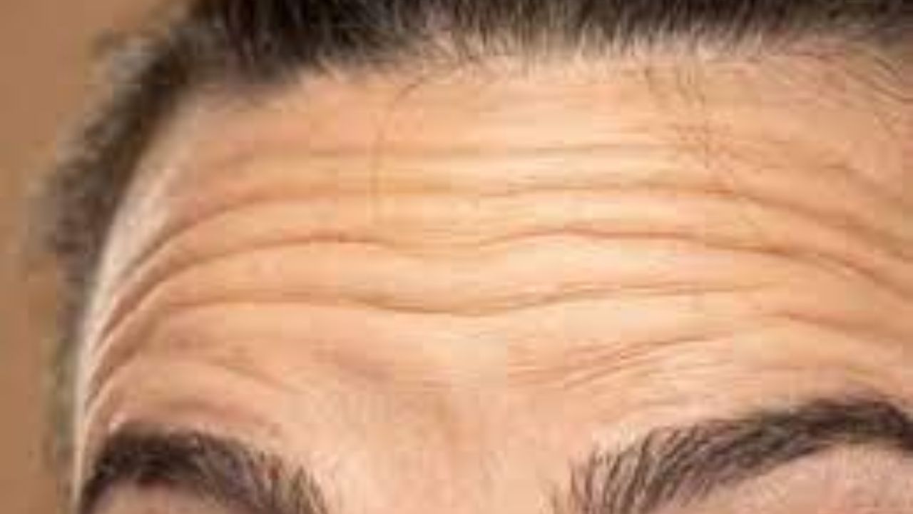 કપાળનો રંગ અને ચમક: સ્પષ્ટ અને ચમકતું કપાળ નસીબ અને સારા સ્વાસ્થ્યનું પ્રતીક છે. તે આત્મવિશ્વાસ અને પોઝિટિવ એનર્જીનું પણ પ્રતીક છે. બીજી બાજુ નિસ્તેજ અથવા ઝાંખું કપાળ તણાવ, ચિંતા અથવા શારીરિક નબળાઈ દર્શાવે છે.
