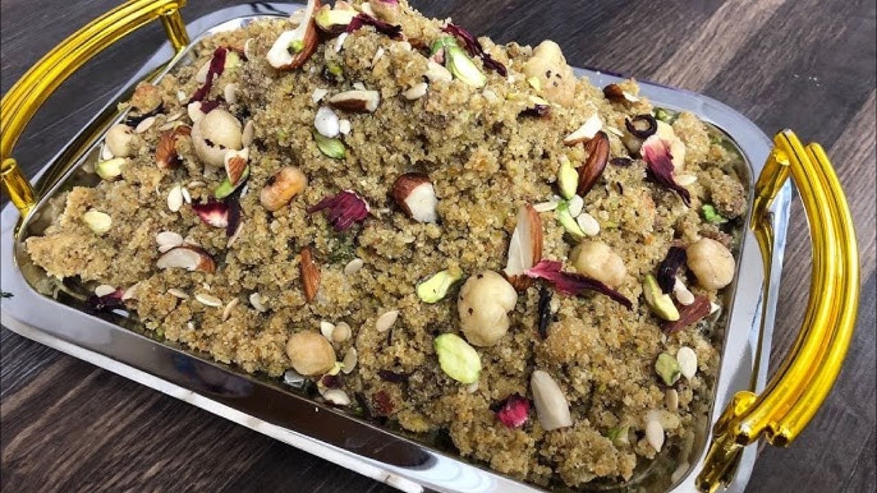 સૌથી પહેલા એક પેનમાં ઘી મુકીને ધાણાને શેકી લો. ત્યારબાદ પ્લેટમાં કાઢીને ઠંડા થવા દો. હવે ફરી એક પેનમાં ઘી મુકો. 