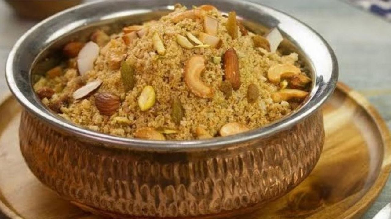 આ ઉપરાંત તેમાં કોપરાની છીણ, ઈલાયચીનો પાવડર , વરિયાળી સહિતની સામગ્રીને શેકી લો. આ તમામને ઠંડુ થવા દો. 