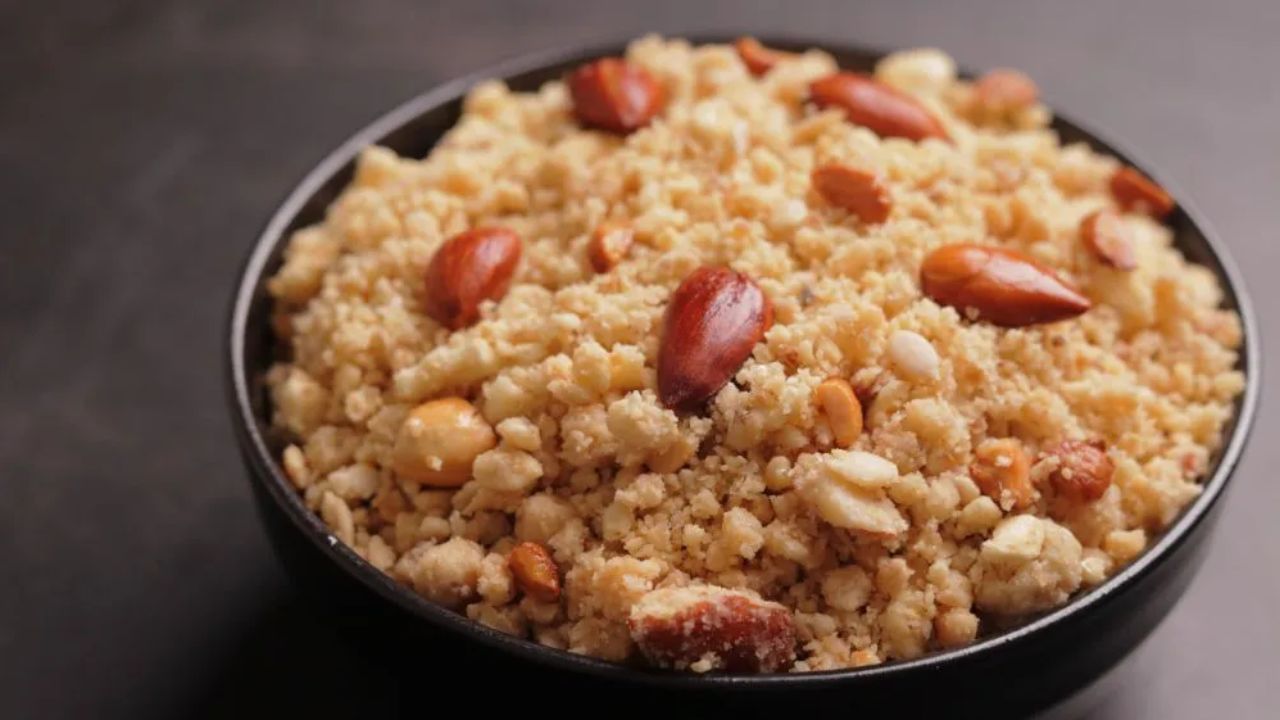 ત્યારબાદ ધાણાને મિક્સરમાં વાટી લો. તેમજ કોપરાની છીણ સહિતની શેકેલી વસ્તુઓને પણ મિક્સરમાં વાટીને પાવડર બનાવો. 