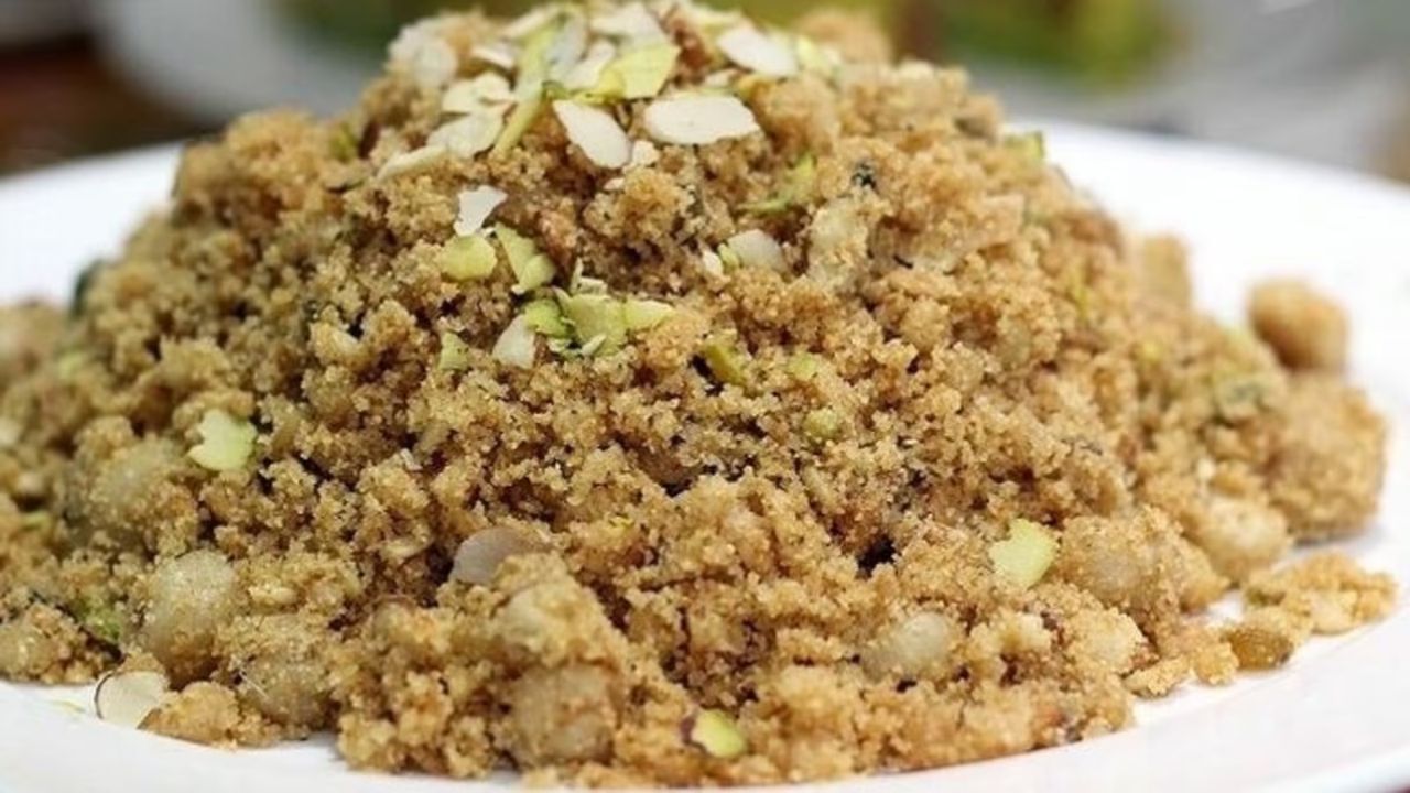 પંજરી બનાવવા એક મોટું વાસણ લો. તેમાં ધાણાનો પાવડર, અને  કોપરાની છીણ સહિતની શેકેલી વસ્તુનો પાવડર મિક્સ કરો. 