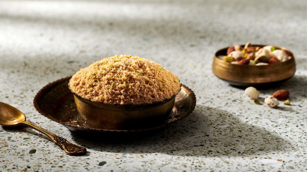 આ મિશ્રણમાં હવે બુરુ ખાંડ અથવા તો ખાંડને પીસીને ઉમેરીને બરાબર મિક્સ કરો. પંજરીના પ્રસાદમાં તેમે ડ્રાયફ્રુટ અથવા માવાને પણ ઉમેરી શકો છો. 