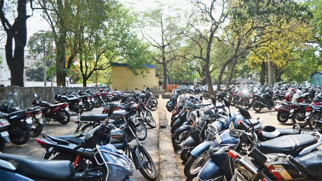 વધારાની ટિપ્સ: હંમેશા લેખિત ફરિયાદ - ઇમેઇલ અથવા પત્ર - આપો જેથી રેકોર્ડ રહે. Rule bookની નકલમાં તમારા મુદ્દાઓ પ્રકાશિત કરો: આ એક મજબૂત પુરાવો છે. જો સોસાયટી પેઇડ પાર્કિંગ સ્લોટ આપ્યા પછી તેને બદલી રહી છે, તો તમે તેને કાનૂની નોટિસ તરીકે લઈ શકો છો.