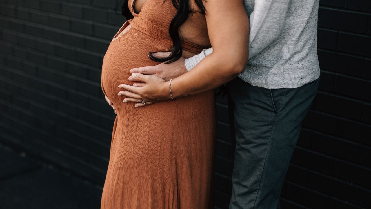 કેટલાક અભ્યાસો સૂચવે છે કે ફક્ત 30% સ્ત્રીઓ તેમની પીરિયડ્સ સાઈકલમાં 10મા અને 17મા દિવસની વચ્ચે ઓવ્યુલેશન કરે છે. ઓવ્યુલેશનનો સમય દરેક મહિલામાં બદલાઈ શકે છે. આવી સ્થિતિમાં, જો તમે પીરિયડ્સ દરમિયાન અસુરક્ષિત શારીરિક સંબંધ બાંધો છો અને વહેલા ઓવ્યુલેશન કરો છો, તો પ્રેગ્નન્સી શક્ય બની શકે છે.