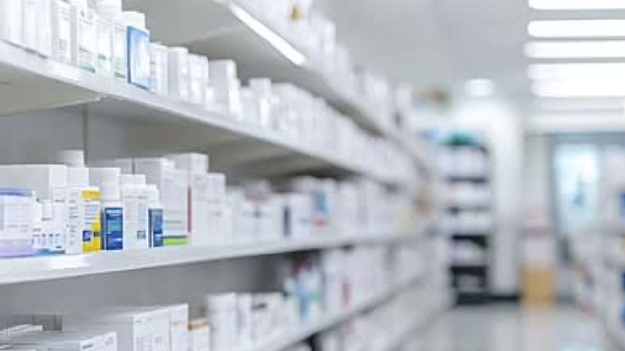 મેડિકલ સ્ટોર ખોલવા માટે લાઇસન્સ અને કાનૂની નિયમો: દવા માટેનું લાઇસન્સ ફક્ત એક દુકાન માટે માન્ય છે. બીજી દુકાન ખોલવા માટે અલગ લાઇસન્સ જરૂરી છે. દરેક દુકાનમાં લાઇસન્સ પ્રાપ્ત ફાર્માસિસ્ટ હોવો આવશ્યક છે. આ ઉપરાંત એક જ લાઇસન્સ પર વધારે દુકાનો ચલાવવી ગેરકાયદેસર છે, આમ કરવાથી ભારે દંડ થઈ શકે છે અને લાઇસન્સ રદ પણ થઈ શકે છે.
