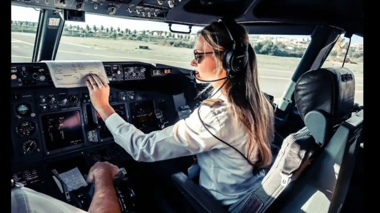 તે કટોકટી જાહેર કરીને એર ટ્રાફિક કંટ્રોલ (ATC) સાથે સંપર્ક કરે છે. ત્યારબાદ નજીકના એરપોર્ટ પર ઇમરજન્સી લેન્ડિંગ કરવામાં આવે છે જેથી મુસાફરોની સુરક્ષા સુનિશ્ચિત રહે.
